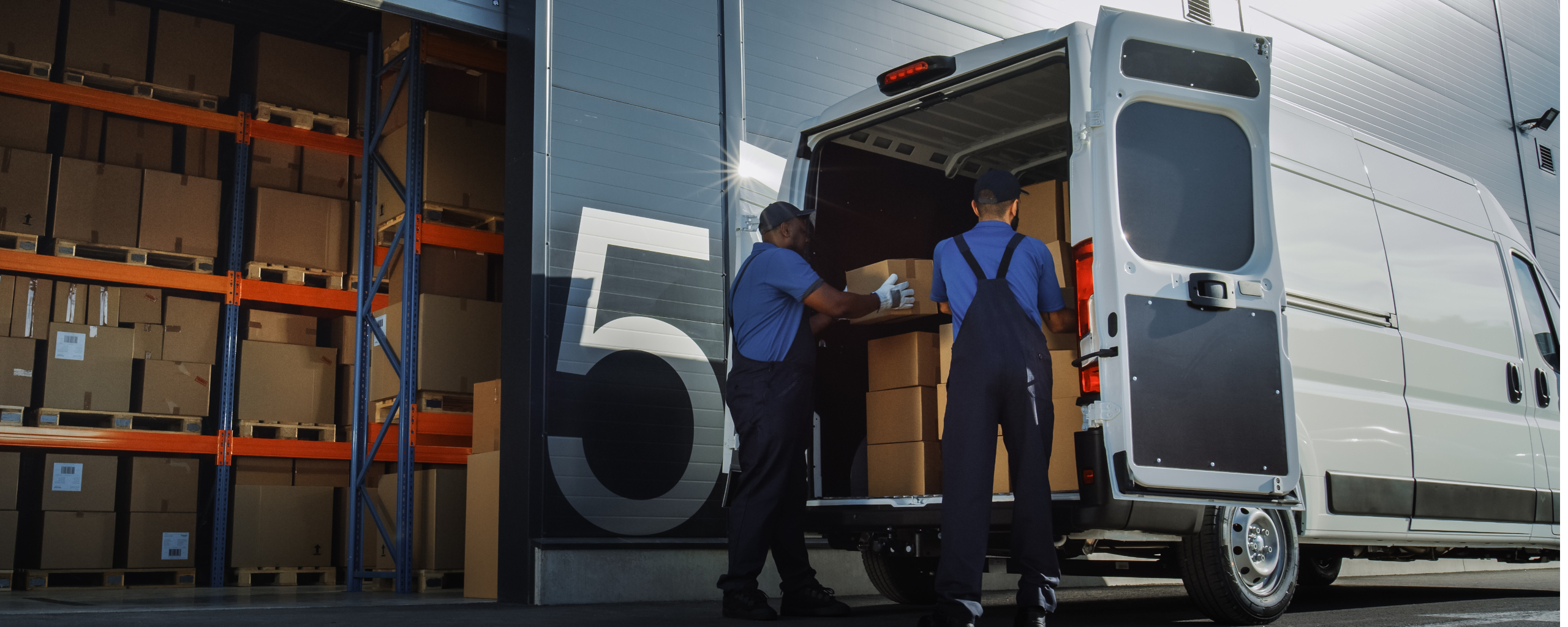 Pakettiauton lastaus